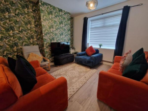 SleepyStays 3 Bedroom Modern & Central Location Sleeps 4